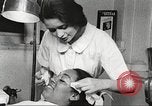 Immagine di Salone di bellezza dell'Associazione cristiana delle giovani Donne Harlem New York City USA, 1940, secondo 44 filmato di repertorio 65675063300