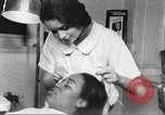 Immagine di Salone di bellezza dell'Associazione cristiana delle giovani Donne Harlem New York City USA, 1940, secondo 45 filmato di repertorio 65675063300