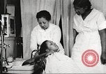 Immagine di Salone di bellezza dell'Associazione cristiana delle giovani Donne Harlem New York City USA, 1940, secondo 46 filmato di repertorio 65675063300
