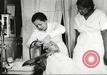 Immagine di Salone di bellezza dell'Associazione cristiana delle giovani Donne Harlem New York City USA, 1940, secondo 49 filmato di repertorio 65675063300