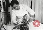 Immagine di Salone di bellezza dell'Associazione cristiana delle giovani Donne Harlem New York City USA, 1940, secondo 52 filmato di repertorio 65675063300
