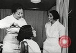 Immagine di Salone di bellezza dell'Associazione cristiana delle giovani Donne Harlem New York City USA, 1940, secondo 53 filmato di repertorio 65675063300