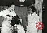 Immagine di Salone di bellezza dell'Associazione cristiana delle giovani Donne Harlem New York City USA, 1940, secondo 54 filmato di repertorio 65675063300