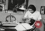 Immagine di Salone di bellezza dell'Associazione cristiana delle giovani Donne Harlem New York City USA, 1940, secondo 55 filmato di repertorio 65675063300