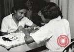 Immagine di Salone di bellezza dell'Associazione cristiana delle giovani Donne Harlem New York City USA, 1940, secondo 57 filmato di repertorio 65675063300