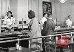 Immagine di Per donna giovane Associazione Cristiana Harlem New York City USA, 1940, secondo 22 filmato di repertorio 65675063301