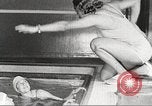 Immagine di Per donna giovane Associazione Cristiana Harlem New York City USA, 1940, secondo 14 filmato di repertorio 65675063302