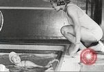 Immagine di Per donna giovane Associazione Cristiana Harlem New York City USA, 1940, secondo 15 filmato di repertorio 65675063302