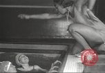 Immagine di Per donna giovane Associazione Cristiana Harlem New York City USA, 1940, secondo 23 filmato di repertorio 65675063302