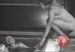 Immagine di Per donna giovane Associazione Cristiana Harlem New York City USA, 1940, secondo 25 filmato di repertorio 65675063302