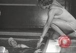 Immagine di Per donna giovane Associazione Cristiana Harlem New York City USA, 1940, secondo 28 filmato di repertorio 65675063302