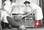Immagine di Per donna giovane Associazione Cristiana Harlem New York City USA, 1940, secondo 13 filmato di repertorio 65675063303