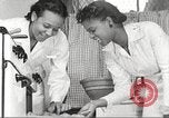Immagine di Per donna giovane Associazione Cristiana Harlem New York City USA, 1940, secondo 37 filmato di repertorio 65675063303