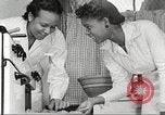 Immagine di Per donna giovane Associazione Cristiana Harlem New York City USA, 1940, secondo 41 filmato di repertorio 65675063303