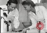 Immagine di Per donna giovane Associazione Cristiana Harlem New York City USA, 1940, secondo 42 filmato di repertorio 65675063303