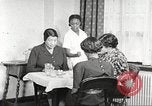 Immagine di Per donna giovane Associazione Cristiana Harlem New York City USA, 1940, secondo 53 filmato di repertorio 65675063303