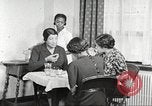 Immagine di Per donna giovane Associazione Cristiana Harlem New York City USA, 1940, secondo 55 filmato di repertorio 65675063303