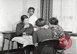 Immagine di Per donna giovane Associazione Cristiana Harlem New York City USA, 1940, secondo 56 filmato di repertorio 65675063303
