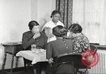 Immagine di Per donna giovane Associazione Cristiana Harlem New York City USA, 1940, secondo 57 filmato di repertorio 65675063303