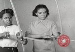 Immagine di Per donna giovane Associazione Cristiana Harlem New York City USA, 1940, secondo 17 filmato di repertorio 65675063306
