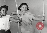 Immagine di Per donna giovane Associazione Cristiana Harlem New York City USA, 1940, secondo 18 filmato di repertorio 65675063306