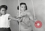 Immagine di Per donna giovane Associazione Cristiana Harlem New York City USA, 1940, secondo 19 filmato di repertorio 65675063306