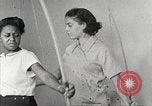 Immagine di Per donna giovane Associazione Cristiana Harlem New York City USA, 1940, secondo 20 filmato di repertorio 65675063306