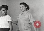 Immagine di Per donna giovane Associazione Cristiana Harlem New York City USA, 1940, secondo 21 filmato di repertorio 65675063306