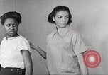 Immagine di Per donna giovane Associazione Cristiana Harlem New York City USA, 1940, secondo 22 filmato di repertorio 65675063306