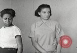 Immagine di Per donna giovane Associazione Cristiana Harlem New York City USA, 1940, secondo 23 filmato di repertorio 65675063306