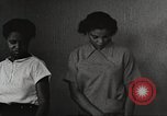Immagine di Per donna giovane Associazione Cristiana Harlem New York City USA, 1940, secondo 25 filmato di repertorio 65675063306