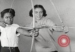 Immagine di Per donna giovane Associazione Cristiana Harlem New York City USA, 1940, secondo 32 filmato di repertorio 65675063306