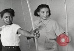Immagine di Per donna giovane Associazione Cristiana Harlem New York City USA, 1940, secondo 35 filmato di repertorio 65675063306