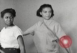 Immagine di Per donna giovane Associazione Cristiana Harlem New York City USA, 1940, secondo 36 filmato di repertorio 65675063306