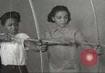 Immagine di Per donna giovane Associazione Cristiana Harlem New York City USA, 1940, secondo 43 filmato di repertorio 65675063306