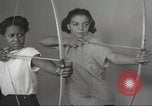 Immagine di Per donna giovane Associazione Cristiana Harlem New York City USA, 1940, secondo 44 filmato di repertorio 65675063306
