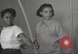 Immagine di Per donna giovane Associazione Cristiana Harlem New York City USA, 1940, secondo 61 filmato di repertorio 65675063306