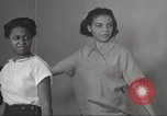Immagine di Per donna giovane Associazione Cristiana Harlem New York City USA, 1940, secondo 62 filmato di repertorio 65675063306