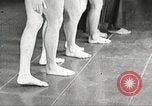 Immagine di Per donna giovane Associazione Cristiana Harlem New York City USA, 1940, secondo 7 filmato di repertorio 65675063307