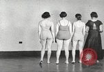 Immagine di Per donna giovane Associazione Cristiana Harlem New York City USA, 1940, secondo 22 filmato di repertorio 65675063307