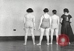 Immagine di Per donna giovane Associazione Cristiana Harlem New York City USA, 1940, secondo 23 filmato di repertorio 65675063307