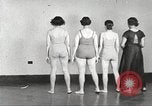Immagine di Per donna giovane Associazione Cristiana Harlem New York City USA, 1940, secondo 24 filmato di repertorio 65675063307