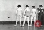Immagine di Per donna giovane Associazione Cristiana Harlem New York City USA, 1940, secondo 25 filmato di repertorio 65675063307