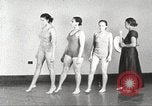 Immagine di Per donna giovane Associazione Cristiana Harlem New York City USA, 1940, secondo 26 filmato di repertorio 65675063307