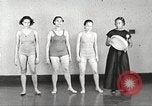 Immagine di Per donna giovane Associazione Cristiana Harlem New York City USA, 1940, secondo 27 filmato di repertorio 65675063307