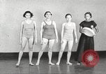 Immagine di Per donna giovane Associazione Cristiana Harlem New York City USA, 1940, secondo 28 filmato di repertorio 65675063307