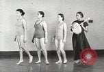 Immagine di Per donna giovane Associazione Cristiana Harlem New York City USA, 1940, secondo 29 filmato di repertorio 65675063307