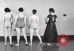 Immagine di Per donna giovane Associazione Cristiana Harlem New York City USA, 1940, secondo 30 filmato di repertorio 65675063307