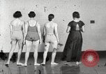 Immagine di Per donna giovane Associazione Cristiana Harlem New York City USA, 1940, secondo 31 filmato di repertorio 65675063307