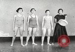 Immagine di Per donna giovane Associazione Cristiana Harlem New York City USA, 1940, secondo 33 filmato di repertorio 65675063307